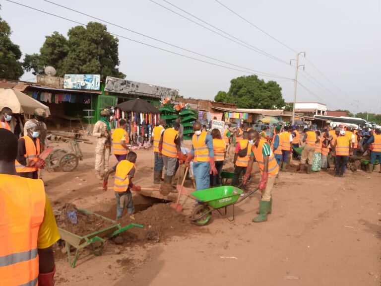 Travaux d’intérêt général à Bobo-Dioulasso : des usagers de la route à la tâche pour incivisme