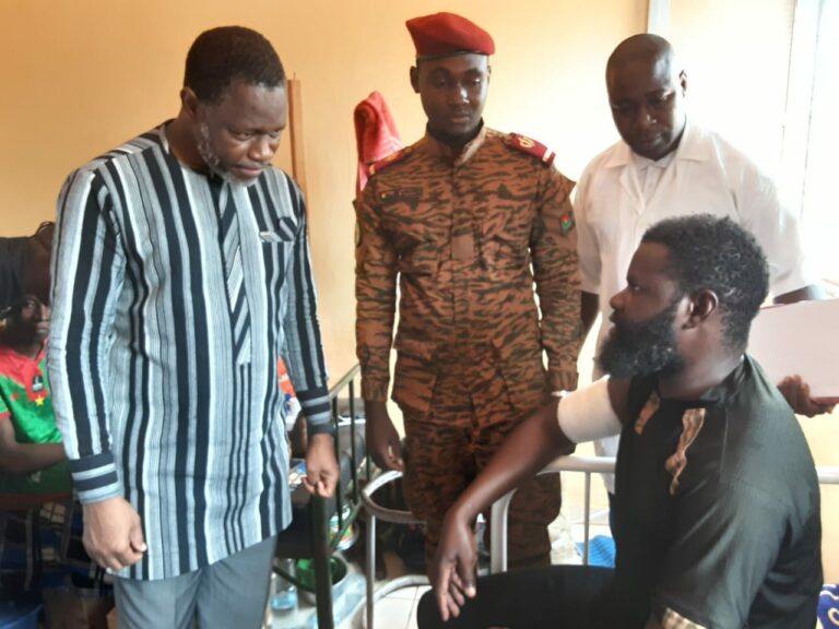 Reconquête du territoire national : Le ministre d’Etat, Emile Zerbo apporte du réconfort aux blessés à Dédougou