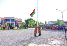 Montée des couleurs à la Primature : le Premier ministre exhorte le personnel à l’engagement et à la discipline