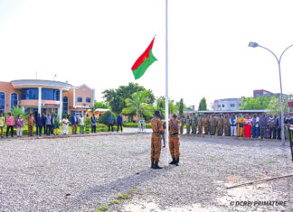 Montée des couleurs à la Primature : le Premier ministre exhorte le personnel à l’engagement et à la discipline