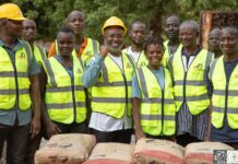 Faso Mêbo : 24 heures après la présentation de ses lettres de créance, l’Ambassadeur équato-guinéen met la main à la pâte par un don de 10 tonnes de ciment