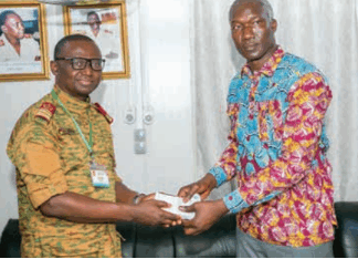 Solidarité et effort patriotique des conseillers spéciaux du président du Faso: 45 tonnes de ciment et 600 tonnes de sable à Faso mêbo
