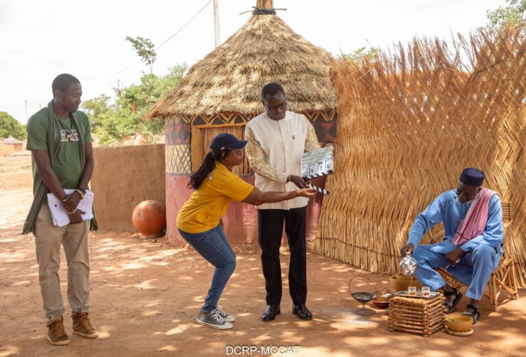 Promotion du cinéma burkinabè : le Ministre Pingdwendé Gilbert OUEDRAOGO sur le plateau de tournage de la Saison 2 de la série « Bienvenue à Kikidéni »