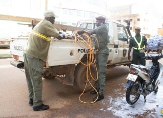Lutte contre l’insalubrité à Ouagadougou : la Police municipale s’attaque au lavage illégal d’engins sur la voie publique