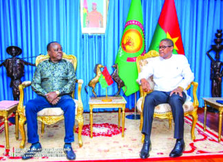 Ingénierie géospatiale: l’entrepreneur kényan, Lenny Kivuti, présente son projet au chef de la diplomatie burkinabè