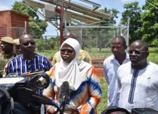 Couverture des « zones blanches »: la ministre Aminata Zerbo inspecte des sites de télécommunications