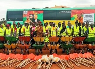 Initiative présidentielle: du ciment, des brouettes, des pelles, des gants et de la main-d’œuvre pour Faso Mêbo