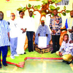 Homologation du stade du 4-Août: le ministre Roland Somda présente le certificat au Mogho Naaba Baongo