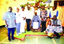 Homologation du stade du 4-Août: le ministre Roland Somda présente le certificat au Mogho Naaba Baongo