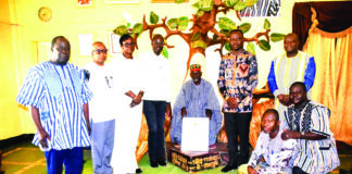 Homologation du stade du 4-Août: le ministre Roland Somda présente le certificat au Mogho Naaba Baongo