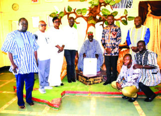 Homologation du stade du 4-Août: le ministre Roland Somda présente le certificat au Mogho Naaba Baongo