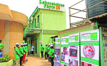 Souveraineté sanitaire du Burkina Faso :Dr Kargougou au laboratoire Phytofla et à la distillerie de la SN-SOSUCO