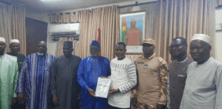 Prévention du discours haineux au Burkina: la FAIB remet au gouvernement un guide sur le discours alternatif