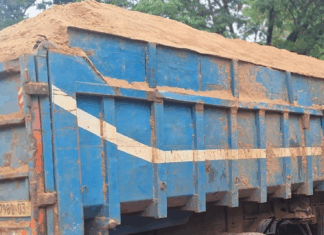 Initiative Faso Mêbo: l’Association Bayiri Metba offre neuf camions de sable