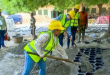 Initiative Présidentielle Faso Mêbo : L’entreprise chinoise CGINT apporte 200 bidons d’huile de décoffrage