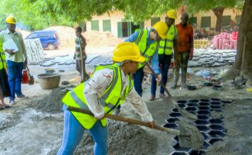 Initiative Présidentielle Faso Mêbo : L’entreprise chinoise CGINT apporte 200 bidons d’huile de décoffrage