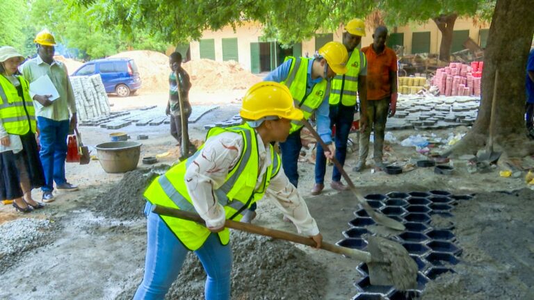 Initiative Présidentielle Faso Mêbo : L’entreprise chinoise CGINT apporte 200 bidons d’huile de décoffrage