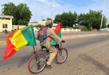 Faso Mêbo : un septuagénaire parcourt 110 km à vélo pour remettre deux sacs de ciment