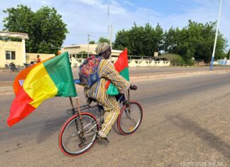 Faso Mêbo : un septuagénaire parcourt 110 km à vélo pour remettre deux sacs de ciment