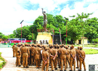 Camp vacances Faso Mêbo: la légende Sankara racontée aux campeurs au Mémorial