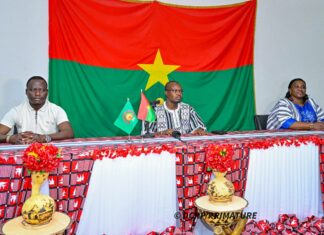 𝐕𝐢𝐬𝐢𝐭𝐞 𝐝’𝐚𝐦𝐢𝐭𝐢𝐞́ 𝐚𝐮 𝐌𝐚𝐥𝐢 : 𝐥𝐞 𝐏𝐫𝐞𝐦𝐢𝐞𝐫 𝐦𝐢𝐧𝐢𝐬𝐭𝐫𝐞 𝐚̀ 𝐥’𝐞́𝐜𝐨𝐮𝐭𝐞 𝐝𝐞 𝐥𝐚 𝐝𝐢𝐚𝐬𝐩𝐨𝐫𝐚