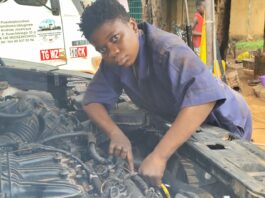Mécanique automobile à Dédougou: Sabine Sangaré, un « moteur » dans un monde d’hommes