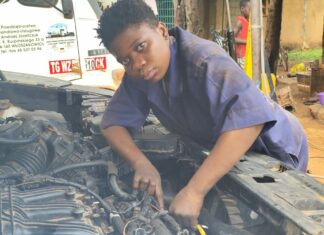 Mécanique automobile à Dédougou: Sabine Sangaré, un « moteur »  dans un monde d’hommes