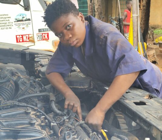 Mécanique automobile à Dédougou: Sabine Sangaré, un « moteur » dans un monde d’hommes