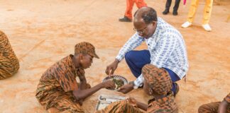 Visite de personnalités au camp Faso Mêbo: le général Zagré « à la soupe » avec les campeurs
