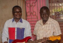 Burkina : Jean Hervé Louari remet la guitare rouge du Président Capitaine Thomas Sankara