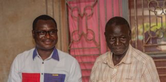 Burkina : Jean Hervé Louari remet la guitare rouge du Président Capitaine Thomas Sankara