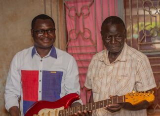 Burkina : Jean Hervé Louari remet la guitare rouge du Président Capitaine Thomas Sankara