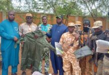 Commune de Pouytenga: la veille citoyenne offre une cinquantaine d’imperméables aux VDP