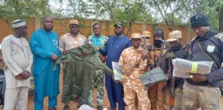 Commune de Pouytenga: la veille citoyenne offre une cinquantaine d’imperméables aux VDP