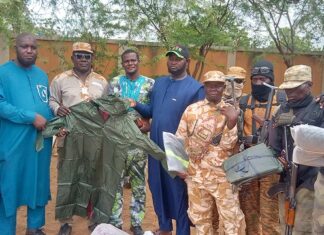 Commune de Pouytenga: la veille citoyenne offre une cinquantaine d’imperméables aux VDP