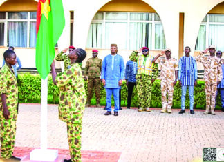 Camp vacances Faso Mêbo de ouagadougou, 2e vague: montée des couleurs avec Dr Ousmane Bougouma à l’Assemblée législative de Transition