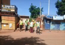 Assainissement de la ville de Ouagadougou: des commerçants de « 10 yaar » apportent leur soutien