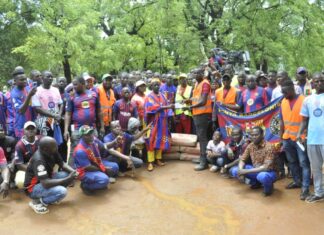 Initiative présidentielle Faso Mêbo: les supporters du FC Barcelone font un don de matériaux