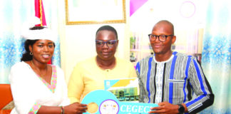 Excellence scolaire 2023: l’enseignante Salamata Kaboré reçoit les clés de sa villa