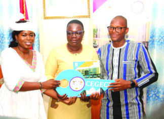 Excellence scolaire 2023: l’enseignante Salamata Kaboré reçoit les clés de sa villa