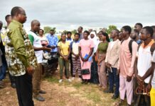 Projet de champ collectif: le ministre Thiombiano encourage des étudiants à Gampèla