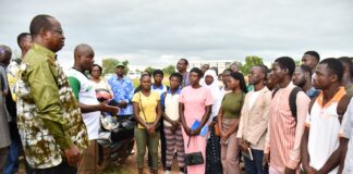 Projet de champ collectif: le ministre Thiombiano encourage des étudiants à Gampèla