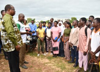 Projet de champ collectif: le ministre Thiombiano encourage des étudiants à Gampèla