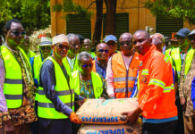Des anciens ambassadeurs apportent 14 tonnes de ciment: des anciens ambassadeurs apportent 14 tonnes de ciment