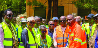 Des anciens ambassadeurs apportent 14 tonnes de ciment: des anciens ambassadeurs apportent 14 tonnes de ciment
