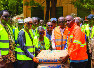 Des anciens ambassadeurs apportent 14 tonnes de ciment: des anciens ambassadeurs apportent 14 tonnes de ciment