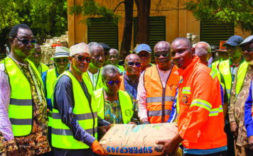 Des anciens ambassadeurs apportent 14 tonnes de ciment: des anciens ambassadeurs apportent 14 tonnes de ciment