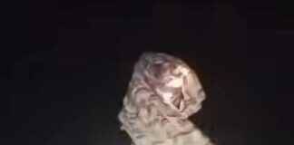 Cas d’incivisme à Ouagadougou: le tenancier d’une auberge voile un lampadaire avec un pagne