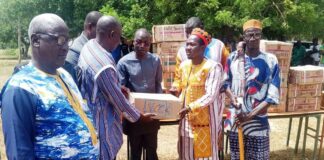 Rentrée scolaire: le groupe SOCOM Burkina offre des kits scolaires aux élèves de Pèlègtenga