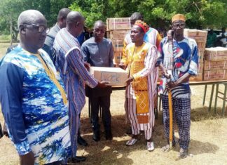 Rentrée scolaire: le groupe SOCOM Burkina offre des kits scolaires aux élèves de Pèlègtenga